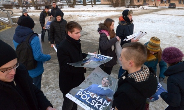 Młodzi rozdają plakaty i zbierają podpisy popierające akcję zmiany nazw ulic w Radomiu