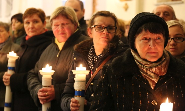 Na spotkanie z Miłosiernym parafianki czekały ze świecami w rękach