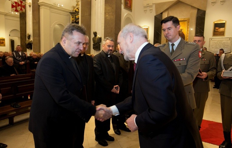 Mianowanie na stopień podporucznika z rąk Antoniego Macierewicza, ministra obrony narodowej, odbiera ks. Ignacy Bokwa