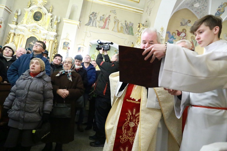 Tablica ks. Stanisława Fiołka