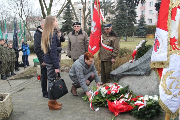 Wnuczka mjr. Franciszka Jaskulskiego Renata Jabłkowska-Marek złożyła kwiaty pod pomnikiem poświęconym jej dziadkowi oraz żołnierzom Armii Krajowej i Zrzeszenia Wolność i Niezawisłość 