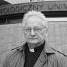 Śp. ks. prof. Wincenty Myszor przed gmachem Wydziału Teologiczego UŚ w Katowicach