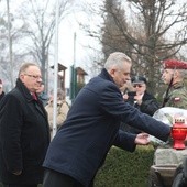 Złożenie kwiatów pod pomnikiem upamiętniającym pierwszych Cichociemnych, którzy wylądowali w okupowanej Polsce, w Dębowcu