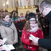 ▲	Po Mszy św. ks. Krzysztof Majerczak wręczył uczniom legitymacje.