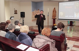 ▲	Mirosław Topolski wyjaśnia, jak słuchać tego, co mówi  o nas Bóg.