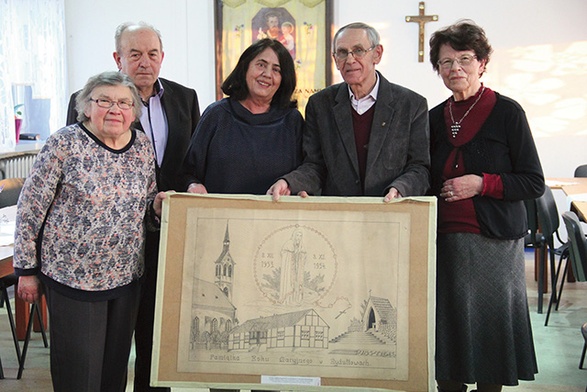 Rydułtowscy przyjaciele ks. Blachnickiego: Dorota Brzonkalik, Henryk Nawrat, Janina Rak, Jerzy Bindacz i Halina Mura. Trzymają oryginalny projekt cegiełki na budowę Domku Maryi.