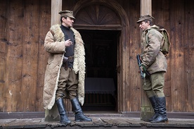Marcin Kwaśny jako porucznik Wiktor (z lewej) i Wojciech Niemczyk w roli tytułowego bohatera filmu.