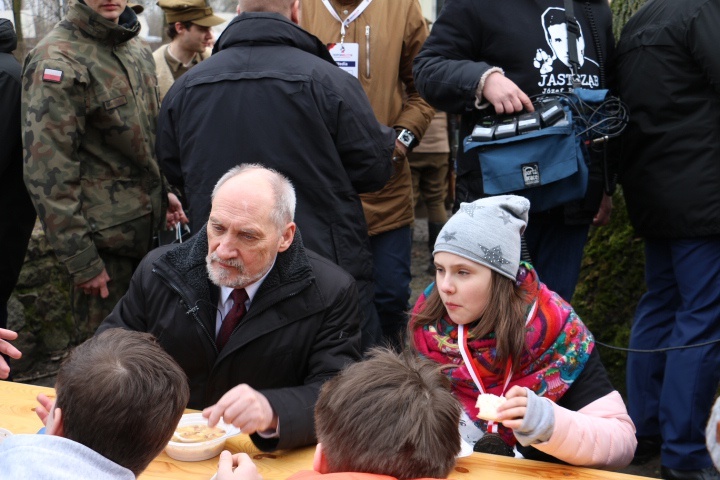 Antoni Macierewicz zjadł grochówkę w towarzystwie biegaczy.