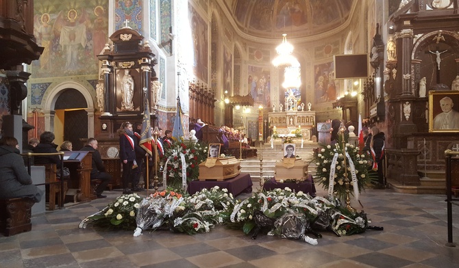 Uroczystości pogrzebowe sióstr służek Edyty Figury i Teresy Żbikowskiej w płockiej katedrze