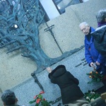 Modlitwa przy grobie ks. Blachnickiego
