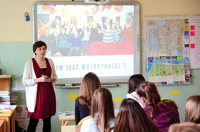 Prelegentka  z pasją opowiadała  uczniom o kraju nad Loarą.