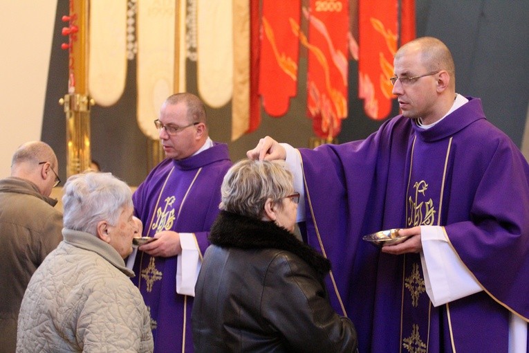 Środa Popielcowa to dzień, w którym katolicy tłumnie uczestniczą we Mszy św. 