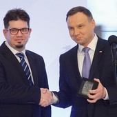 Prezydent Andrzej Duda wręcza Wojciechowi Wenclowi nagrodę „Zasłużony dla Polszczyzny”.