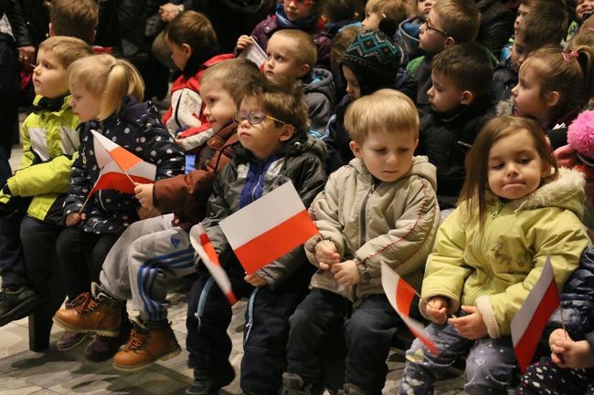 Przedszkolaki uczestniczące w uroczystości