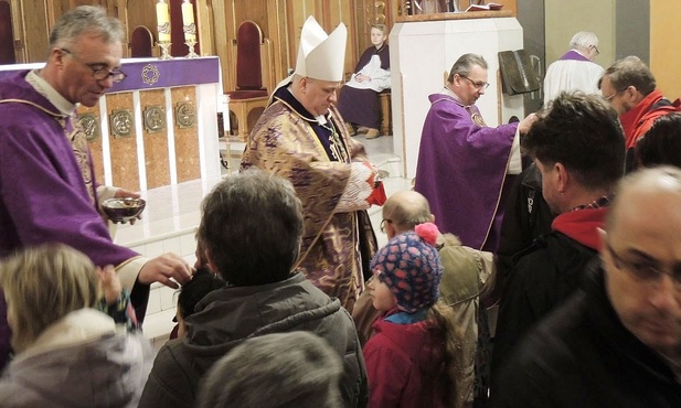 Wraz z bp. Piotrem Gregerem liturgię sprawowali ks. Antoni Młoczek i ks. Sławomir Zawada