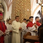 Abp Sławoj Leszek Głódź w czasie Drogi Krzyżowej 