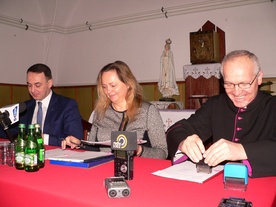 Od lewej: Dariusz Klimczak, Joanna Skrzydlewska i ks. Bogumił Karp
