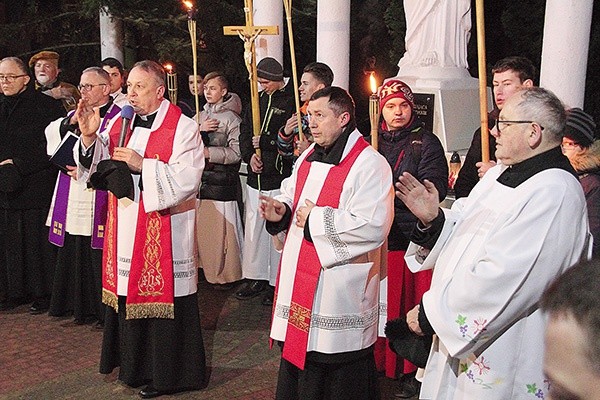 Na zakończenie kapłani udzielili wszystkim błogosławieństwa.