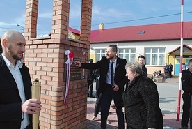 Tablicę odsłonili Lucyna Matyka i Tomasz Dziorek.