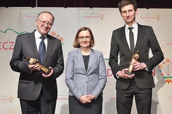 Laureaci Nagrody im. ks. Kumora: Jerzy Leśniak (z lewej), Mariola Berdychowska (przewodnicząca kapituły) i Sławomir Wróblewski (z prawej).