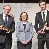 Laureaci Nagrody im. ks. Kumora: Jerzy Leśniak (z lewej), Mariola Berdychowska (przewodnicząca kapituły) i Sławomir Wróblewski (z prawej).