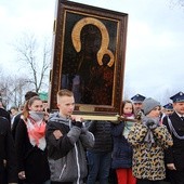 Młodzież z parafii w Kozłowie Biskupim niesie obraz Matki Bożej Częstochowskiej