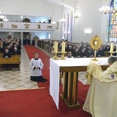 Nabożeństwu wynagradzającemu za grzechy i adoracji Najświętszego Sakramentu przewodniczył bp Henryk Tomasik.