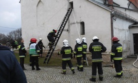 Strażacy w czasie akcji gaśniczej.