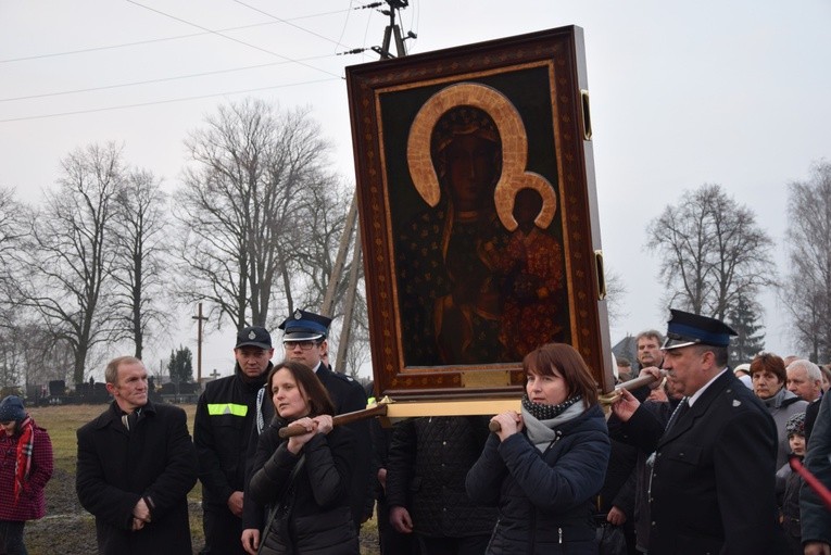 Obraz w procesji na swoje ramiona wzięły również matki