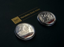Najnowsze dwie monety kolekcjonerskie emitowane przez NBP inaugurują serię „Wyklęci przez komunistów żołnierze niezłomni”.