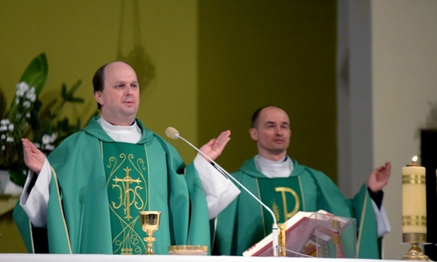 Msza św. w kościele na Prędocinku. Przewodniczy ks. Paweł Dubowik, z prawej ks. Daniel Glibowski