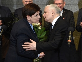 Prezes PiS i ministrowie pogratulowali premier po powrocie z Brukseli