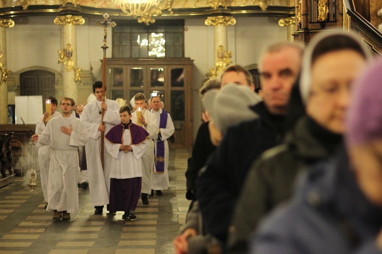 Kard. Dziwisz w kościele stacyjnym śś. Apostołów Piotra i Pawła