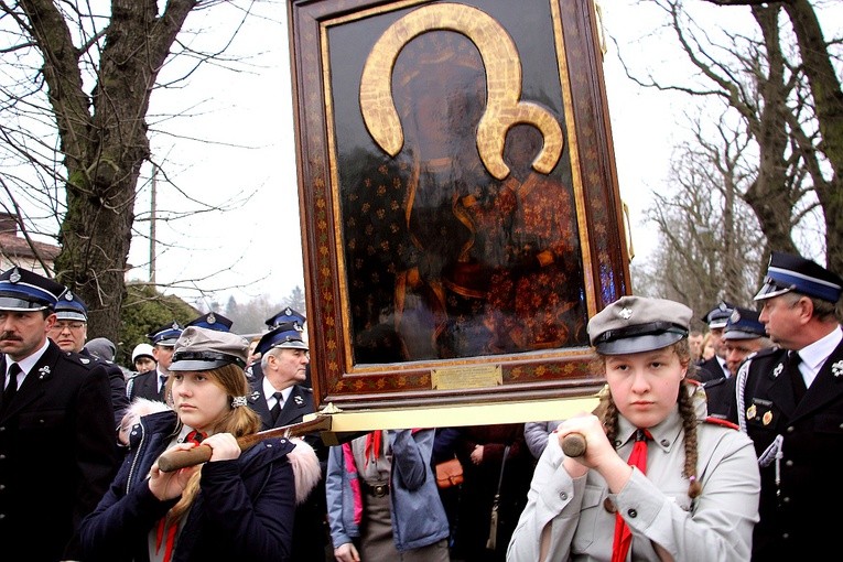 Obraz w w procesji do kościoła niosły również harcerki