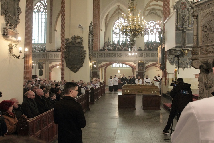 Spoczął w krypcie biskupów