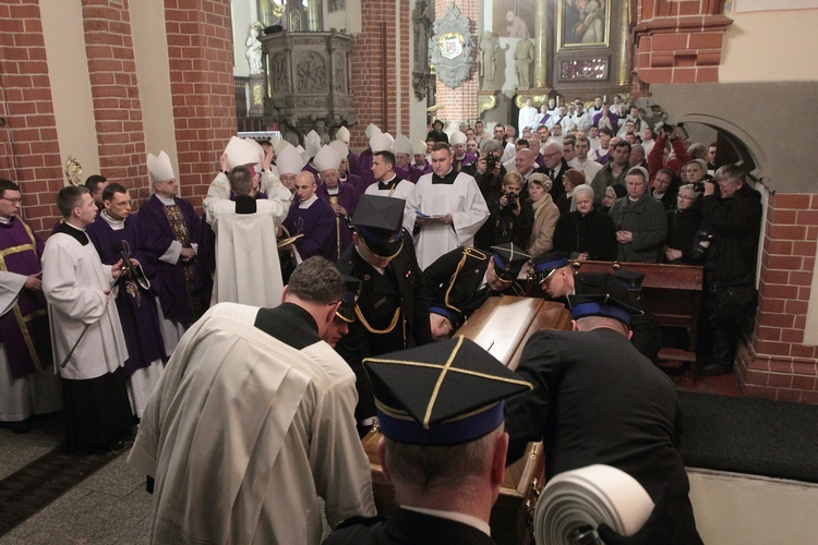 Spoczął w krypcie biskupów