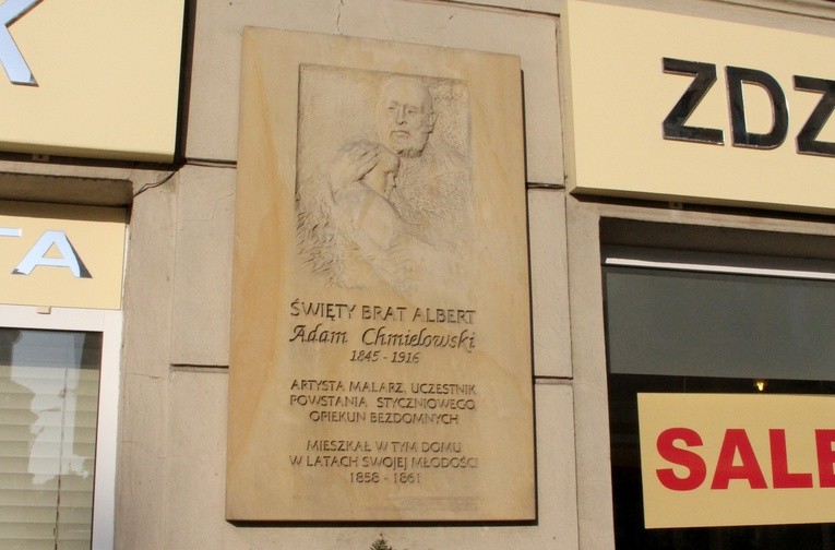 Tablica na kamienicy przy ul. Książęcej, upamiętniająca pobyt św. Brata Alberta w Warszawie
