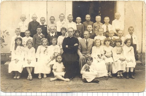 Ks. Stanisław Zieliński z dziećmi