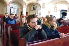 ▲	Młodzież podczas wspólnej modlitwy w kościele Wniebowzięcia NMP w Różance.