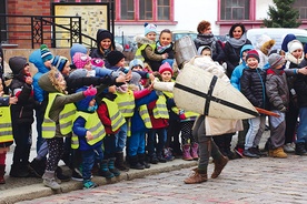 ▼	Inscenizacja to również okazja do spotkania ciekawych postaci z różnych krain i epok.