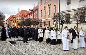 ▲	Fatimska procesja kapłanów z kolegiaty Świętego Krzyża do katedry.