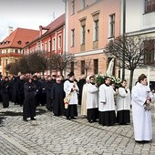 ▲	Fatimska procesja kapłanów z kolegiaty Świętego Krzyża do katedry.