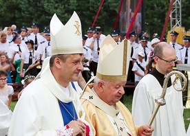 Biskup Roman Pindel podczas jubileuszu koronacji obrazu w Rychwałdzie.