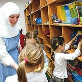 Niepokalanki prowadzą na Ursynowie Zespół Edukacyjny, oferujący naukę w przedszkolu i szkole podstawowej.