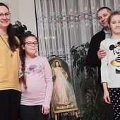 Joanna i Piotr Dawlewiczowie z córkami Laurą i Emilią.