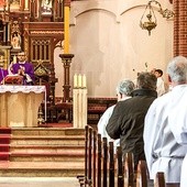 ▲	Biskup Jan Kopiec i ks. Krystian Piechaczek sprawowali Eucharystię dla szafarzy.