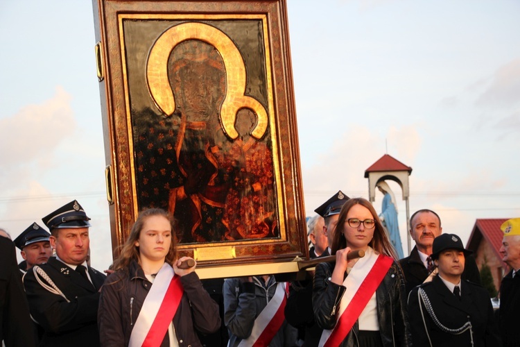 Powitanie ikony MB Częstochowskiej w Młodzieszynie