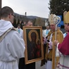 Opat Dominik Chucher (drugi z prawej) i bp Andrzej Jeż (pierwszy z prawej) witają obraz Matki Bożej