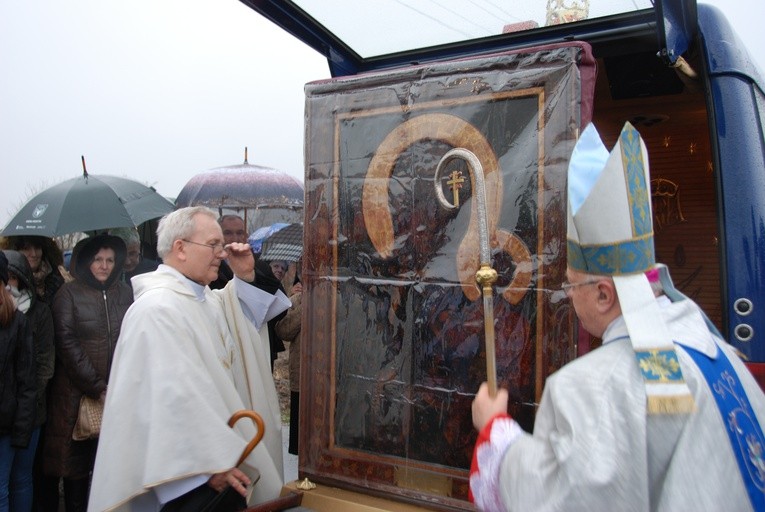 Maryję przybywajacą w strugach deszczu powitali biskup Józef Zawitkowski i ks. proboszcz