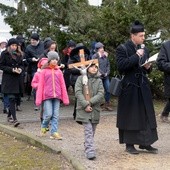 Droga Krzyżowa w parku domu rekolekcyjnego. Od prawej ks. Marek Gancarczyk, redaktor naczelny GN, i ks. Janusz Wilk